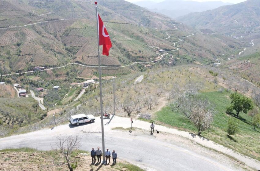  Nazilli’nin dört bir yanı dev Türk bayrakları ile donatılıyor