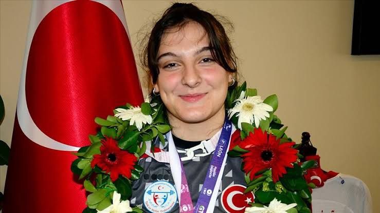  Nazilli’nin gururu Burcu Yıldızlar Avrupa Halter Şampiyonasında üç gümüş madalya kazandı
